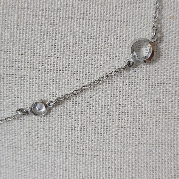 JENNIFER LOPEZ CRYSTALS ON SILVER CHAIN NECKLACE - Picture 2 of 6